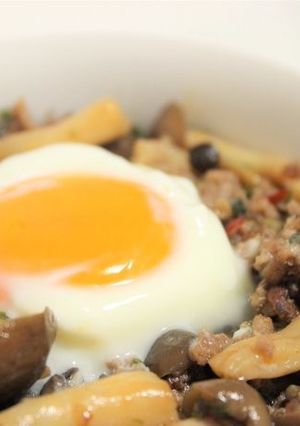 半熟卵乗せ♡豚ひき肉としめじのピリ辛丼-レシピのメイン写真