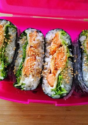 鮭とモッツァレラチーズのおにぎらず-レシピのメイン写真