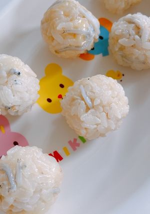 子供もパクパク！しらすチーズおにぎり-レシピのメイン写真