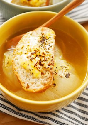 まるごと玉ねぎのオニオングラタンスープ-レシピのメイン写真