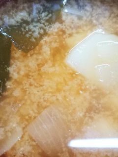 じゃがいもと新玉ねぎとワカメの味噌汁-レシピのメイン写真