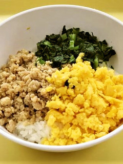 保育園の給食♥鶏そぼろ丼-レシピのメイン写真