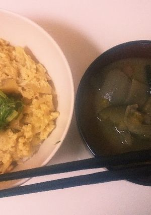 卵とじ丼とナスのお味噌汁-レシピのメイン写真