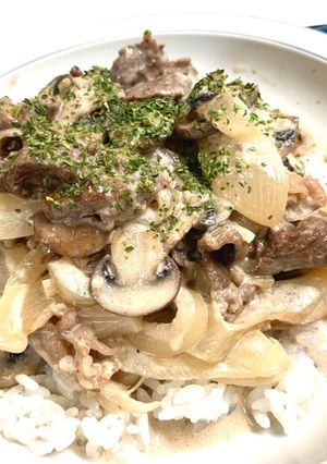マッシュルームで白いビーフストロガノフ-レシピのメイン写真