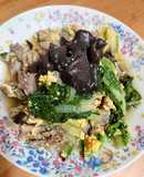 牛肉小間切れと菜っ葉とキノコのすき焼き風