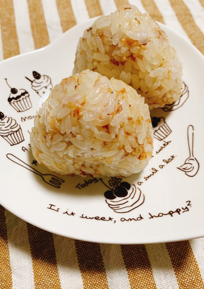 我が家の定番おかかおにぎり-レシピのメイン写真