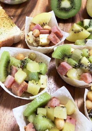 楽しく食べよう！キウイの餃子カップサラダ-レシピのメイン写真