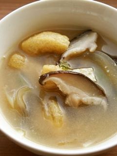 玉ねぎ・椎茸の味噌汁♪-レシピのメイン写真