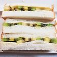 キウイフルーツとチーズのサンドイッチ
