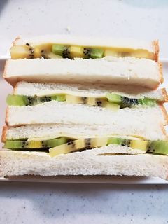 キウイフルーツとチーズのサンドイッチ-レシピのメイン写真