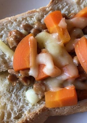 納豆とコンソメ人参のトースト-レシピのメイン写真