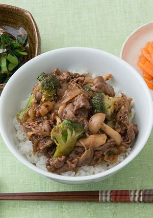 牛肉とブロッコリーのレーズン甘酢炒め丼-レシピのメイン写真