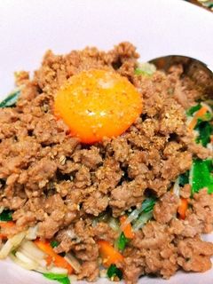 野菜もたっぷり!ボリュームひき肉丼-レシピのメイン写真