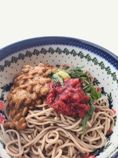 梅とシソと納豆 de 冷たいお蕎麦-レシピのメイン写真