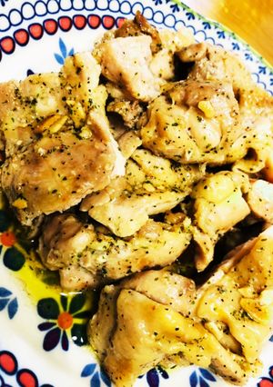 簡単✨鳥モモ肉のアヒージョ✨-レシピのメイン写真