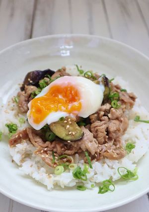 簡単！ランチに♪豚肉となすの味噌炒め丼-レシピのメイン写真
