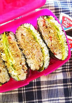 蒸し塩豚でたんぱく質たっぷりおにぎらず-レシピのメイン写真