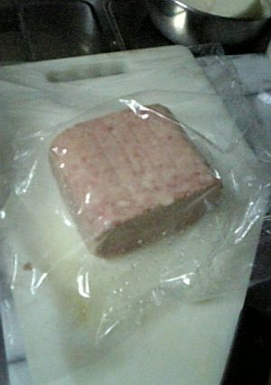 スパムをまな板包丁汚さずカット-レシピのメイン写真
