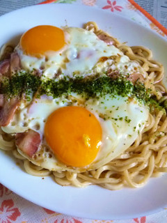 Wベーコンエッグ載せ冷やしうどん胡麻ダレ-レシピのメイン写真