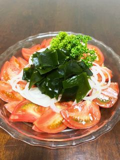 ごま油香る♡トマトわかめサラダ-レシピのメイン写真