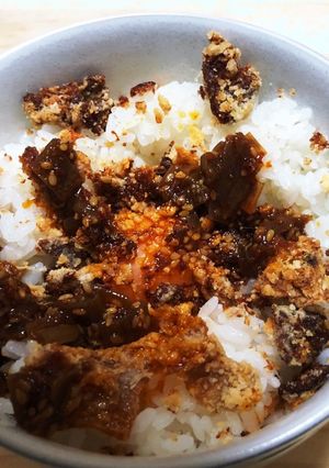 なかむラー油一歩鶏皮揚げ生卵丼-レシピのメイン写真