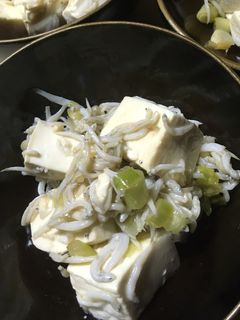 思いつき「豆腐としらすの胡麻油和え」-レシピのメイン写真