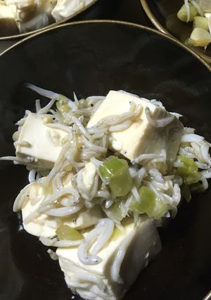 思いつき「豆腐としらすの胡麻油和え」-レシピのメイン写真