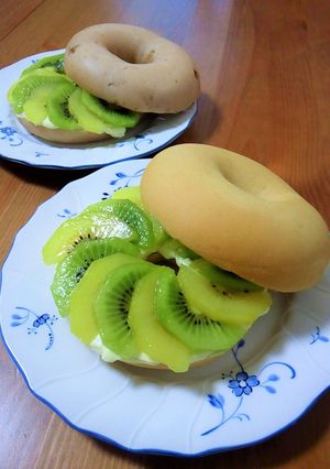 キウイとクリームチーズのベーグルサンド-レシピのメイン写真