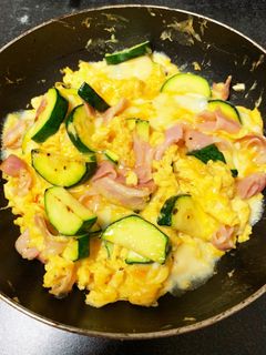 ズッキーニとベーコンのチーズオムレツ-レシピのメイン写真
