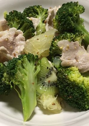 ブロッコリーと豚肉のフルーツ入りサラダ-レシピのメイン写真