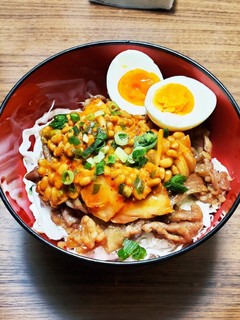 簡単旨辛!豚キムチ納豆丼-レシピのメイン写真