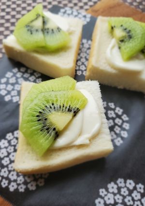 *キウイとクリチのオープンサンド*-レシピのメイン写真