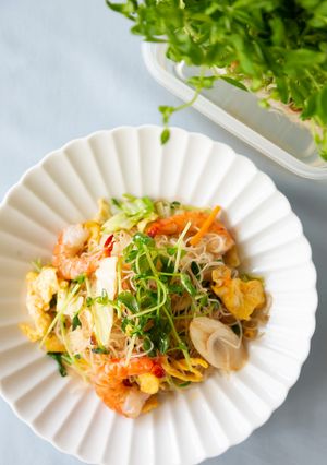 さっと炒めて簡単♪えびと豆苗の焼ビーフン-レシピのメイン写真