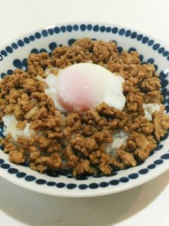 甘辛なそぼろ丼。温玉乗せ-レシピのメイン写真
