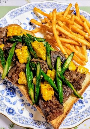休日ランチ！牛肉アスパラコーンのトースト-レシピのメイン写真