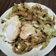 目玉焼きと玉ねぎとキャベツの生姜焼き