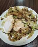 目玉焼きと玉ねぎとキャベツの生姜焼き