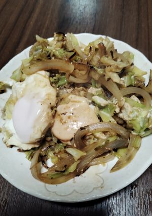 目玉焼きと玉ねぎとキャベツの生姜焼き-レシピのメイン写真