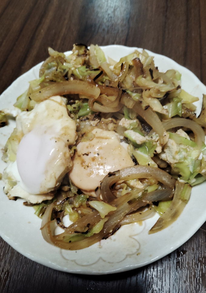 目玉焼きと玉ねぎとキャベツの生姜焼き-レシピのメイン写真