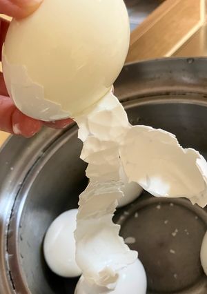 鍋シェイクで殻スルッ⭐︎ゆで卵の剥き方-レシピのメイン写真