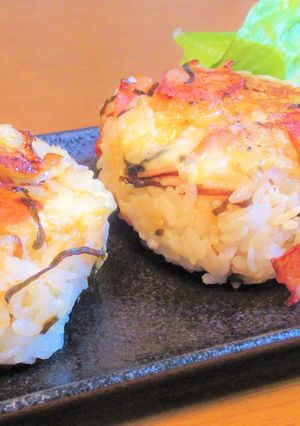 ベーコンと塩昆布とチーズの焼きおにぎり-レシピのメイン写真