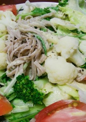 そばと野菜の玉ねぎドレッシングかけサラダ-レシピのメイン写真