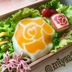 A picture of 【簡単】キャラ弁 薔薇 薄焼き卵.