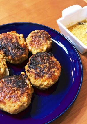 カレー風味ハンバーグと特製マヨカレーダレ-レシピのメイン写真