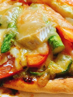 野菜いっぱい。トマトとチーズの手作りピザ-レシピのメイン写真
