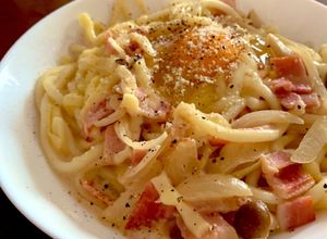 ゆでうどんで超絶簡単！カルボナーラうどん-レシピのメイン写真