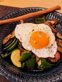 クミンを効かせた夏野菜炒め目玉焼きのっけ-レシピのメイン写真