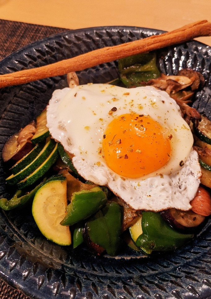 クミンを効かせた夏野菜炒め目玉焼きのっけ-レシピのメイン写真
