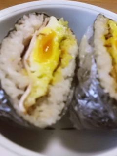 ハムと巣ごもり卵のおにぎらず-レシピのメイン写真