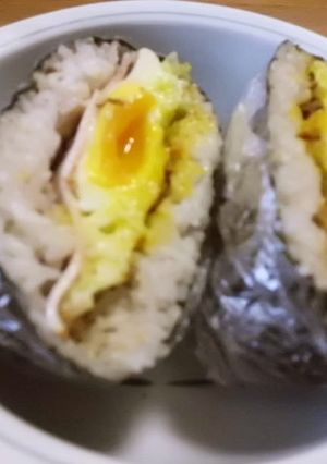 ハムと巣ごもり卵のおにぎらず-レシピのメイン写真